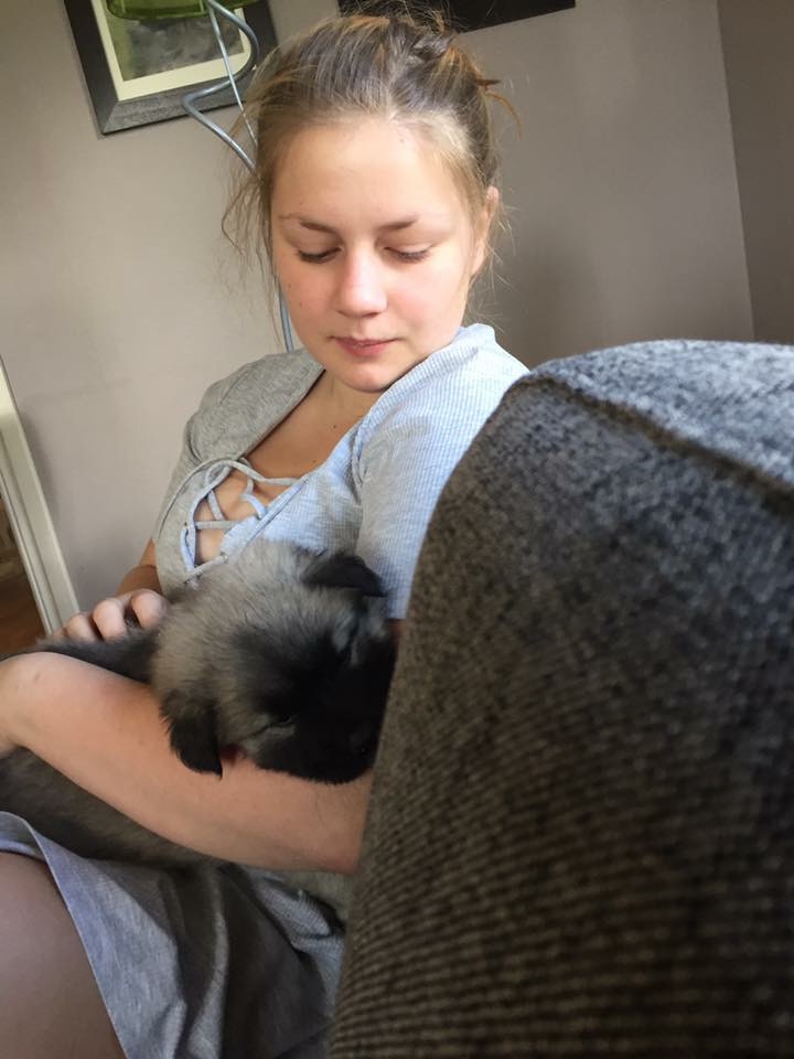 Wilma med en bäbis i famnen.